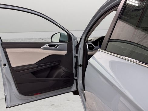 Used 2025 Volkswagen Taos SE image 13