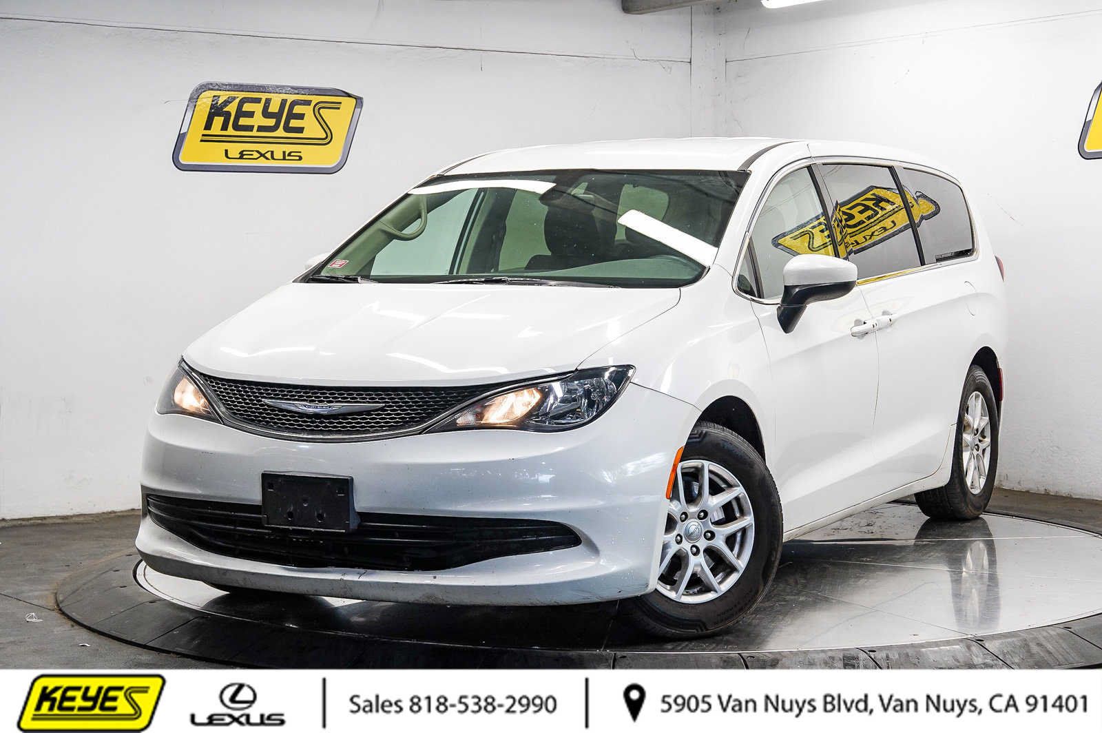Used 2017 Chrysler Pacifica Touring FWD image 1