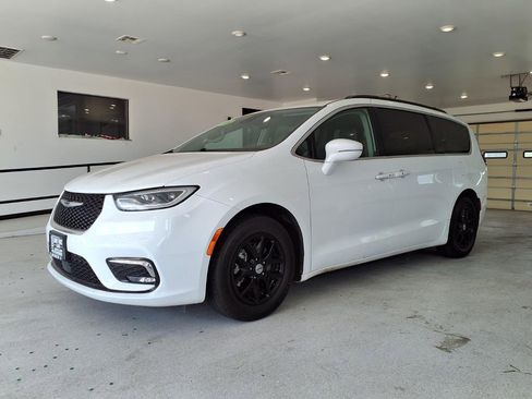 Used 2022 Chrysler Pacifica Touring-L FWD image 2