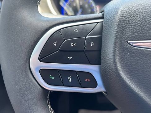 Used 2025 Chrysler Pacifica Select FWD image 19