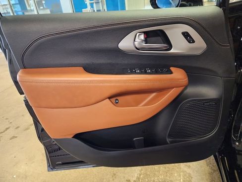 Used 2025 Chrysler Pacifica Pinnacle FWD image 10