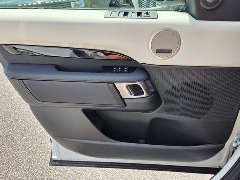 Used 2025 Land Rover Discovery S image 25