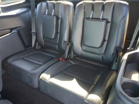 Used 2018 Ford Explorer XLT w/ Equipment Group 202A image 18