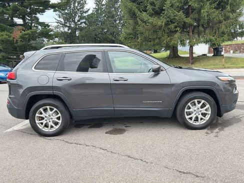 Used 2016 Jeep Cherokee Latitude w/ Cold Weather Group AWD/4WD image 3