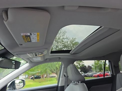 Used 2022 Toyota Highlander XLE AWD/4WD image 24
