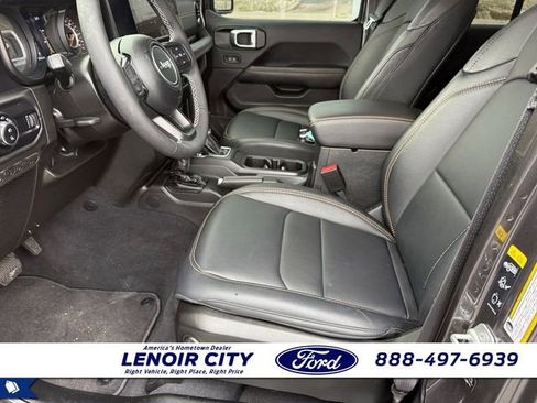 Used 2025 Jeep Gladiator Sport w/ Premium Package image 10