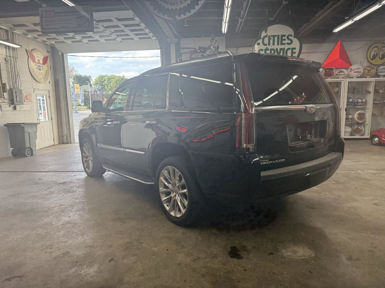 Used 2020 Cadillac Escalade Luxury AWD/4WD image 3