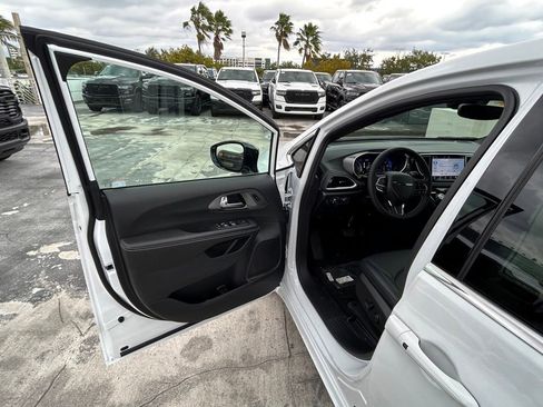 New 2026 Chrysler Pacifica Select image 23