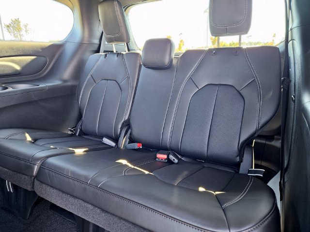 New 2026 Chrysler Pacifica Select FWD image 5