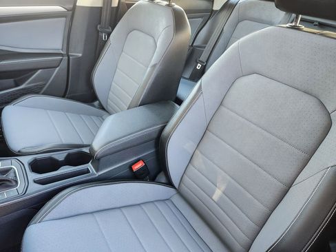 Certified 2025 Volkswagen Jetta SE image 8