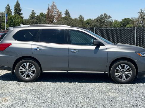 Used 2019 Nissan Pathfinder SV AWD/4WD image 9