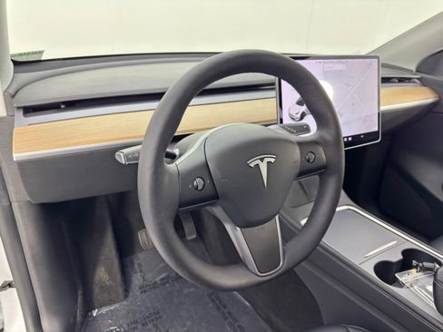 Used 2021 Tesla Model Y Long Range image 14