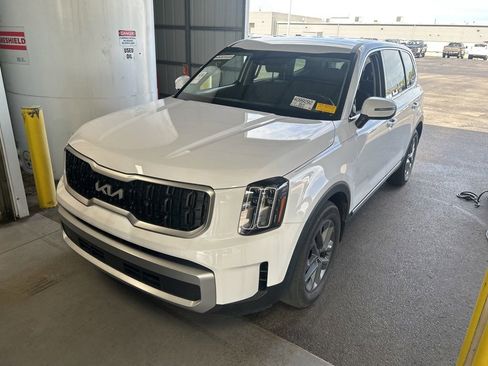 Used 2023 Kia Telluride LX AWD/4WD image 2