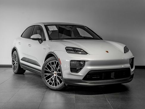 Certified 2025 Porsche Macan 4 Electric image 9