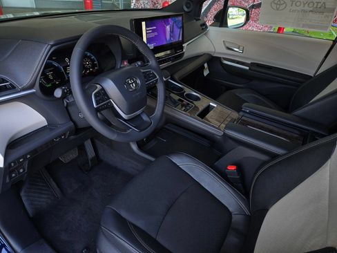 Certified 2026 Toyota Sienna Limited FWD image 8