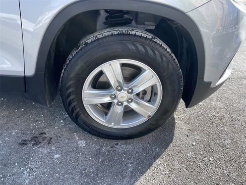 Used 2022 Chevrolet Trax LT w/ LT Convenience Package image 11