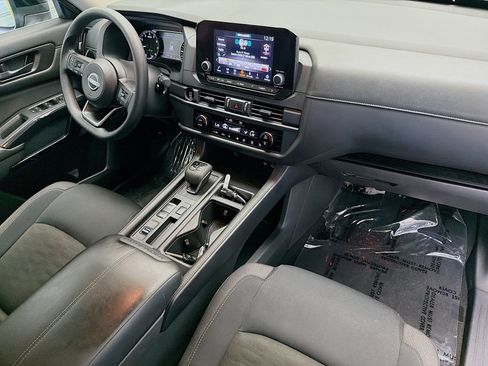 Used 2025 Nissan Pathfinder S FWD image 12