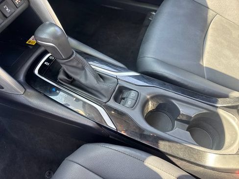 Used 2022 Toyota Corolla Cross XLE w/ Convenience Package FWD image 22