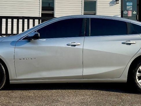Used 2019 Chevrolet Malibu LT FWD image 2
