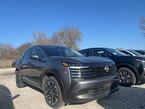 Used 2025 Nissan Kicks SV image 3