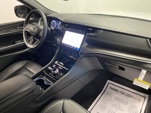 Used 2024 Jeep Grand Cherokee Limited image 24