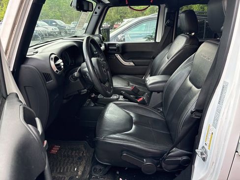 Used 2016 Jeep Wrangler Unlimited Sahara w/ Connectivity Group AWD/4WD image 5