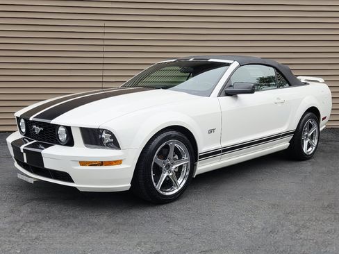 Used 2006 Ford Mustang GT image 2