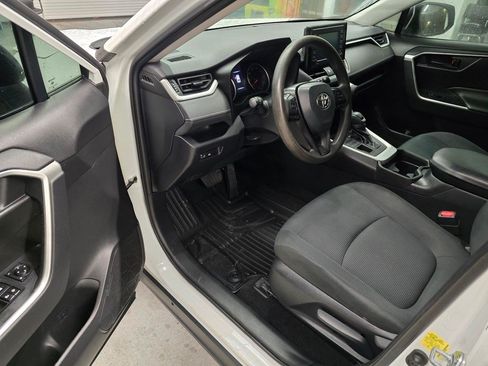 Used 2021 Toyota RAV4 LE AWD/4WD image 14