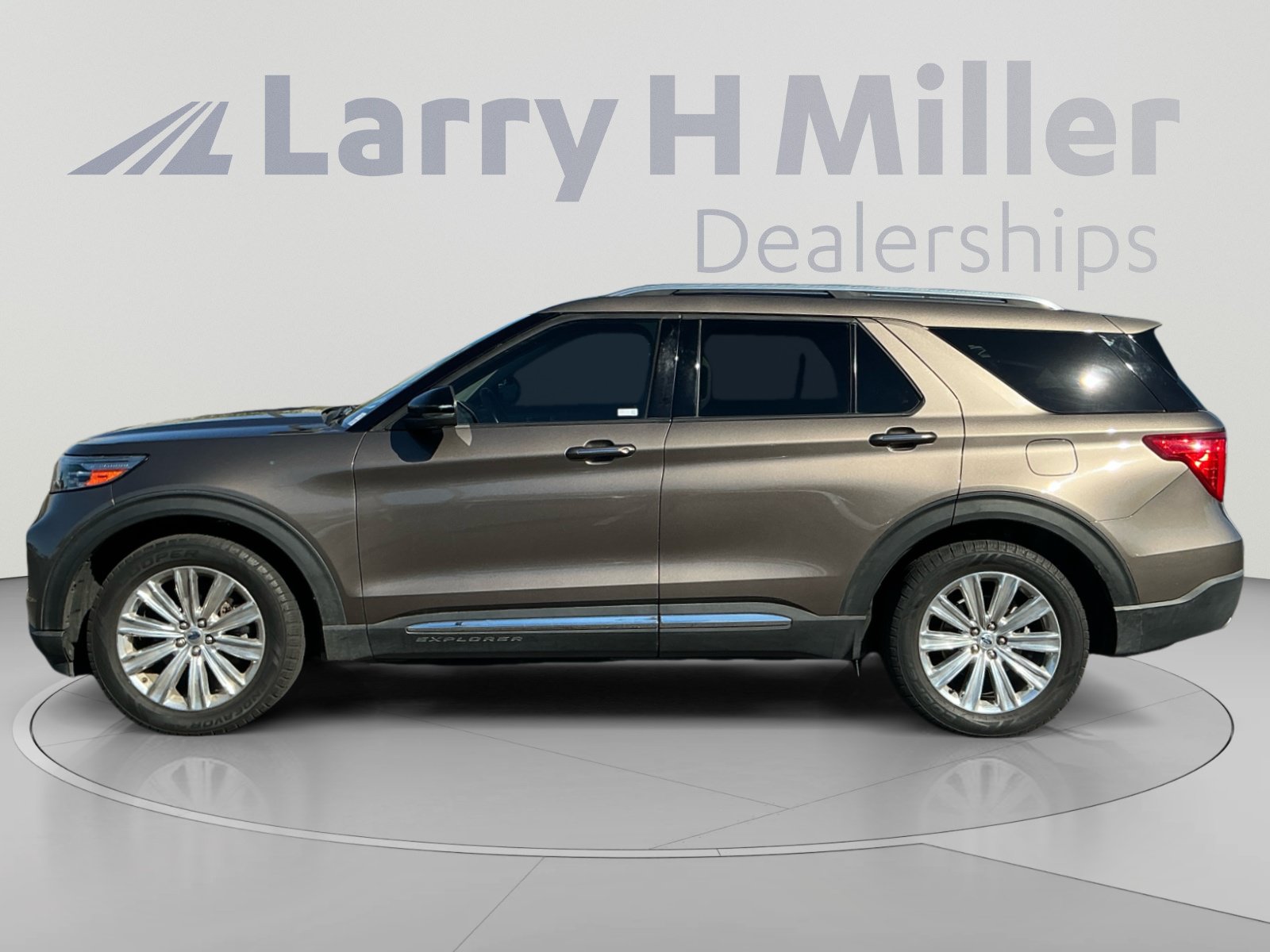 Used 2021 Ford Explorer Limited w/ Equipment Group 301A RWD image 2