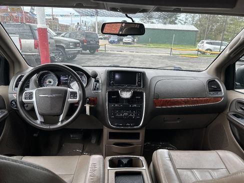 Used 2016 Chrysler Town & Country Touring image 12