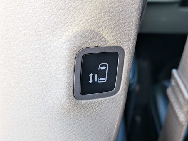 Used 2023 Chrysler Pacifica Touring-L FWD image 16