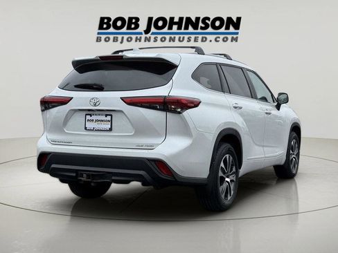 Used 2023 Toyota Highlander XLE AWD/4WD image 2