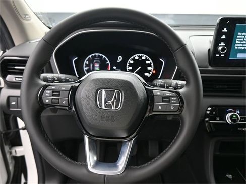 New 2025 Honda Pilot Touring image 7