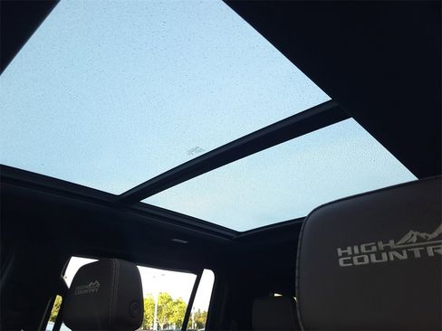 Used 2023 Chevrolet Suburban High Country image 21