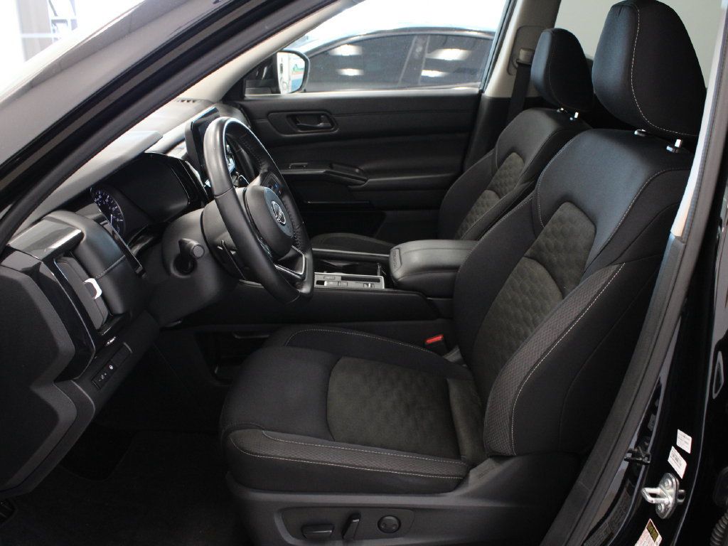 Used 2024 Nissan Pathfinder SV FWD image 12