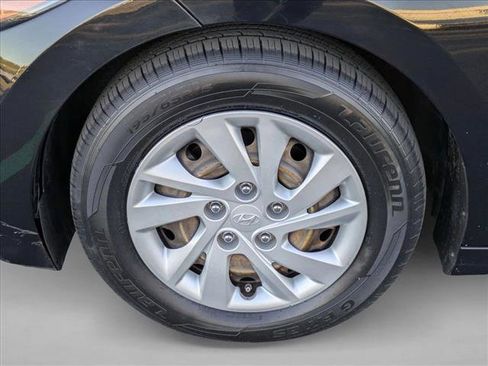 Used 2017 Hyundai Elantra SE image 21