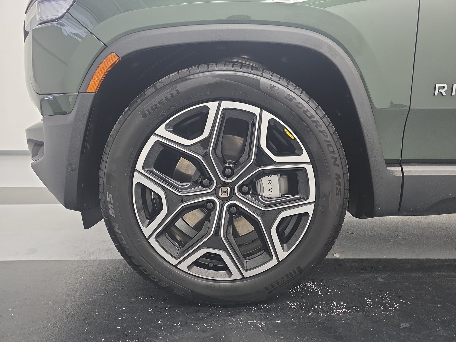 Used 2025 Rivian R1S Adventure Dual AWD/4WD image 9