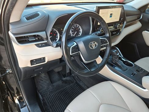 Used 2023 Toyota Highlander XLE image 11