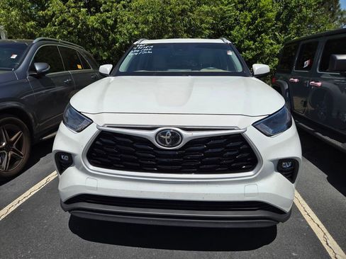 Used 2022 Toyota Highlander XLE FWD image 2