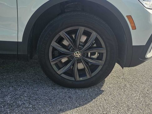 Used 2024 Volkswagen Tiguan SE w/ Panoramic Sunroof Package FWD image 10
