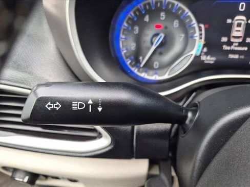 Used 2023 Chrysler Pacifica Touring-L FWD image 16