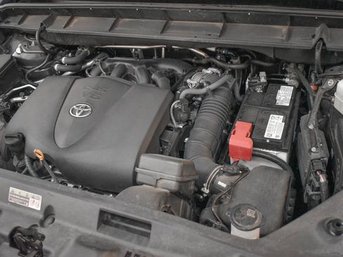 Used 2022 Toyota Highlander XLE image 8