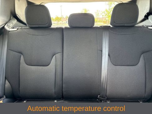 Used 2023 Jeep Renegade Latitude AWD/4WD image 8