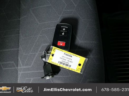 Used 2016 Toyota Tacoma TRD Off-Road image 25