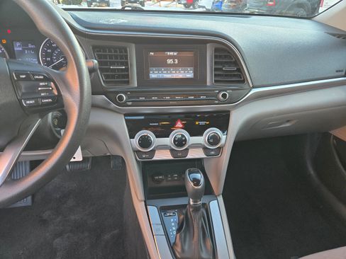 Used 2019 Hyundai Elantra SE image 7