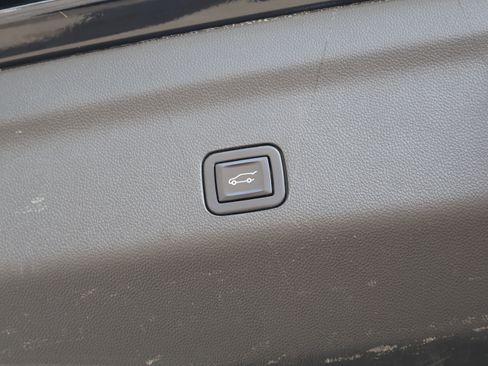 Used 2022 Chevrolet Suburban RST w/ Sport Performance Package image 22