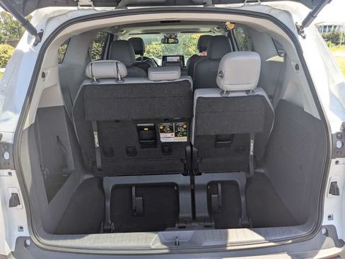 Used 2024 Toyota Sienna XLE FWD image 12