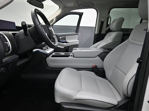 Used 2025 Ford Expedition Platinum w/ Platinum Ultimate Package AWD/4WD image 11