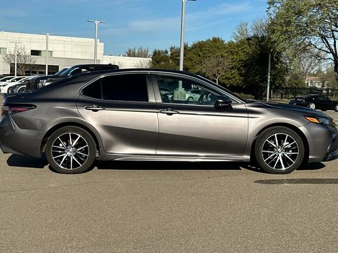 Used 2023 Toyota Camry SE image 3
