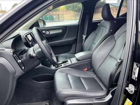 Used 2025 Volvo XC40 B5 Core w/ Protection Package Premier image 28